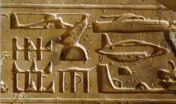 Des mystérieux hiéroglyphes égyptiens semblent montrer un avion et un  hélicoptère