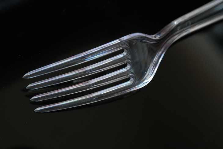 plastique-vaisselle-couverts