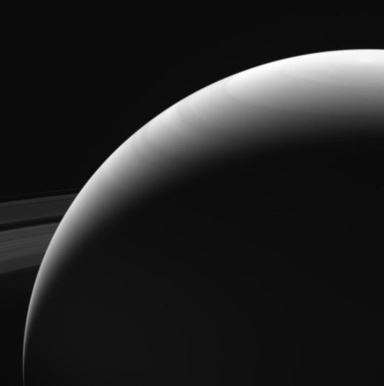 Voici les dernières images envoyées par Cassini Saturns-NASA-Cassini