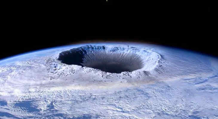 Résultat de recherche d'images pour "Un mystérieux "trou", grand comme l'Autriche, découvert en Antarctique"