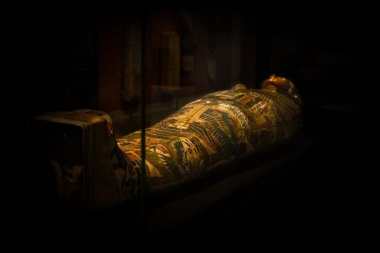 sarcophage géant