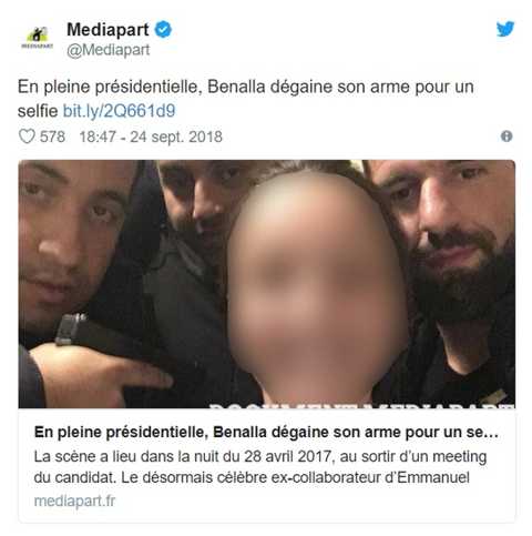 son arme pour un selfie