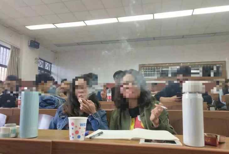 Chine: une université permet aux étudiants de fumer pendant un cours sur le tabac