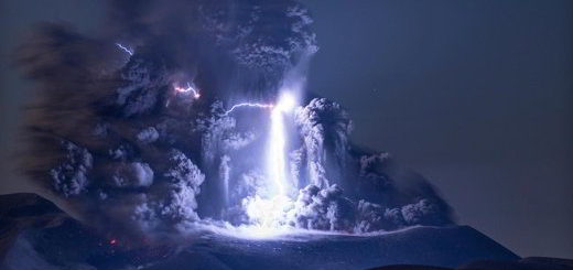 foudre-volcan-éruption