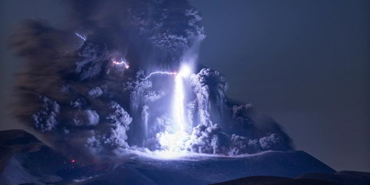 foudre-volcan-éruption