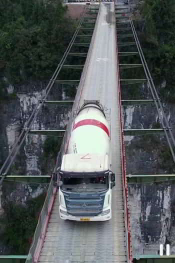 camion sur pont suspendu