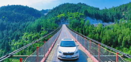 voiture sur pont suspendu