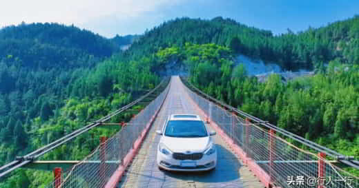 voiture sur pont suspendu