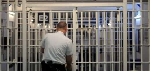 gardien ouvre cellule prison