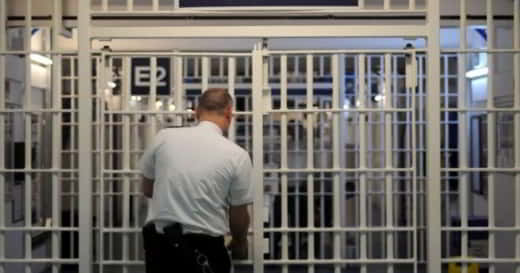 gardien ouvre cellule prison