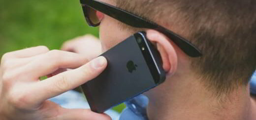 homme au téléphone