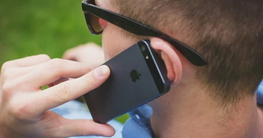 homme au téléphone