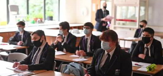 enfants maqués dans une classe