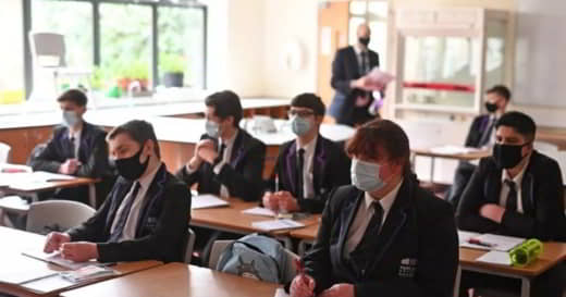 enfants maqués dans une classe