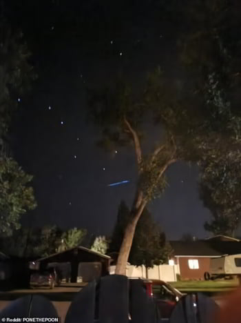 ovni bleu dans le ciel nocturne