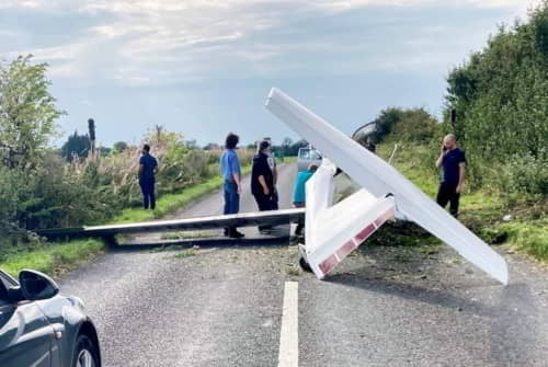 personne autour d'un avion écrasé sur route
