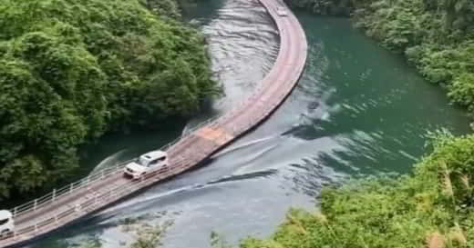 voitures sur pont flottant
