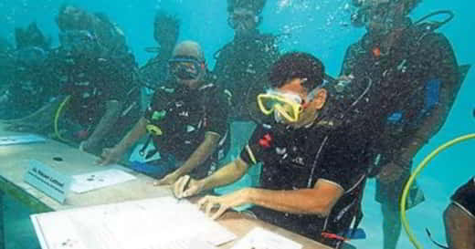 plongeurs sous l'eau