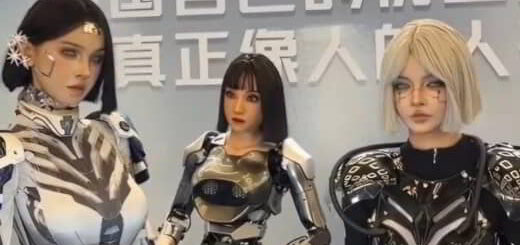 trois femmes robots