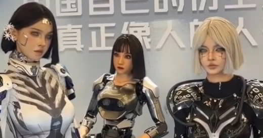 trois femmes robots